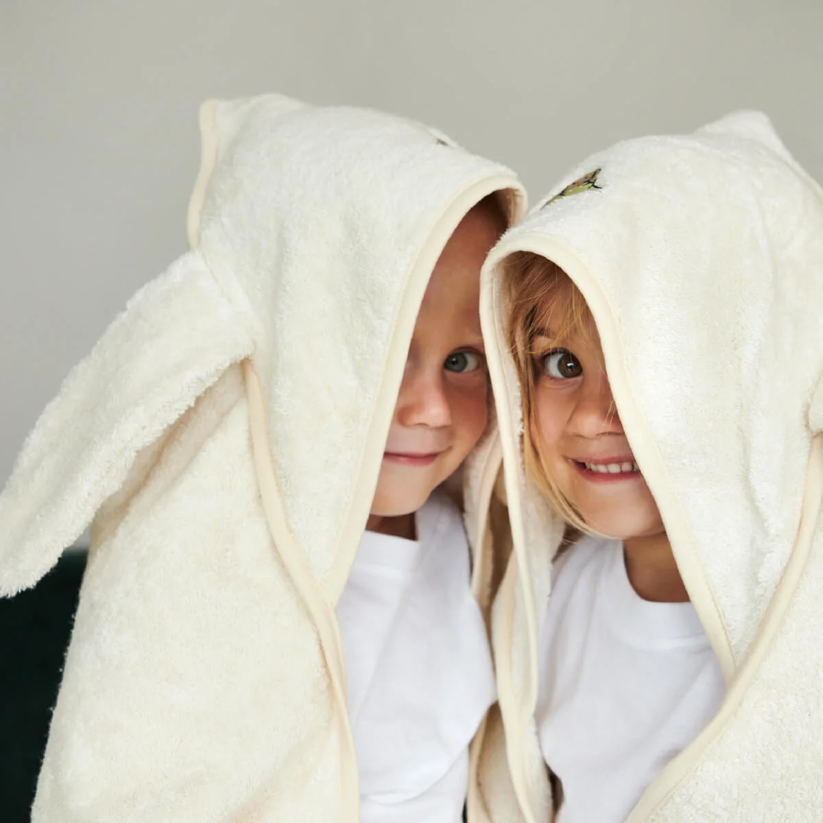 to børn med håndklæder på